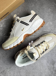 Кроссовки Nike Air Humara Jacquemus Light Bone Gold живое фото 2